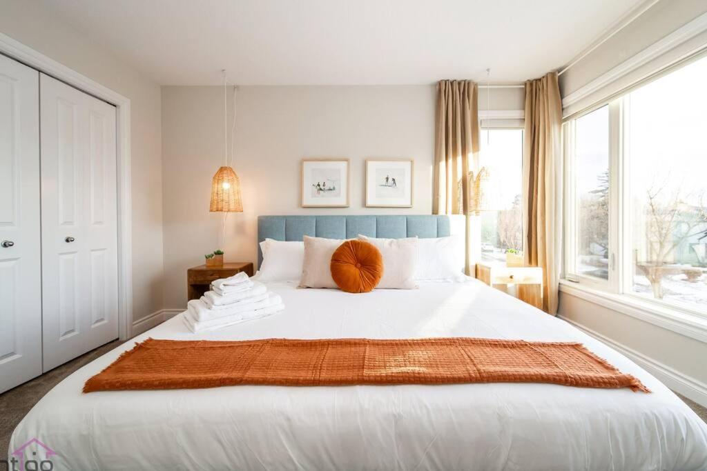 The Azure, Near Dt & University, Two King Beds! Edmonton Kültér fotó
