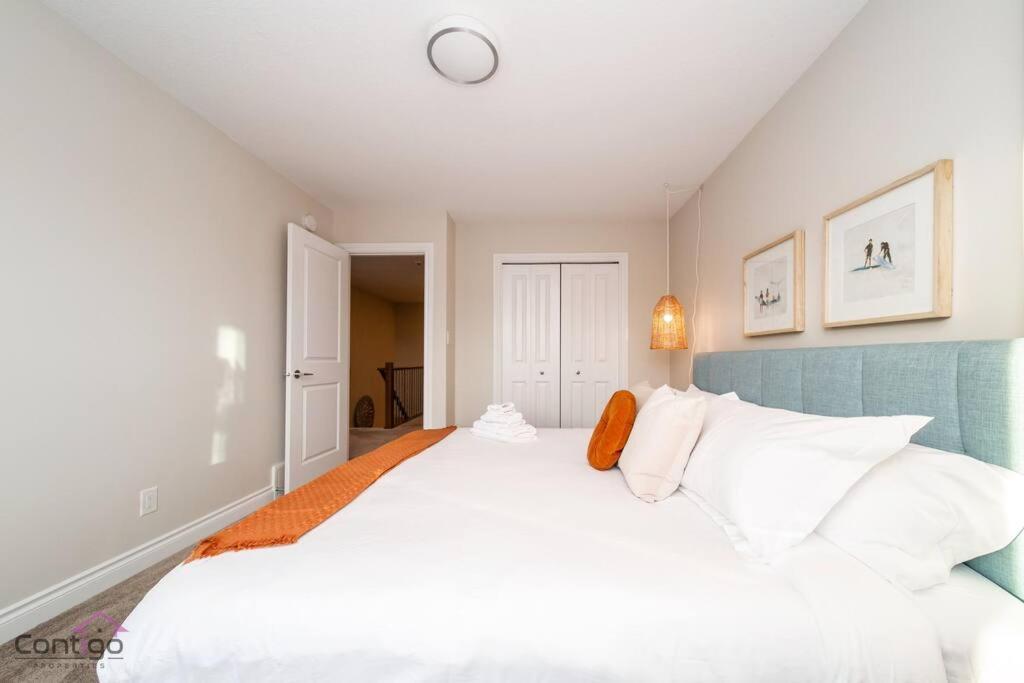 The Azure, Near Dt & University, Two King Beds! Edmonton Kültér fotó