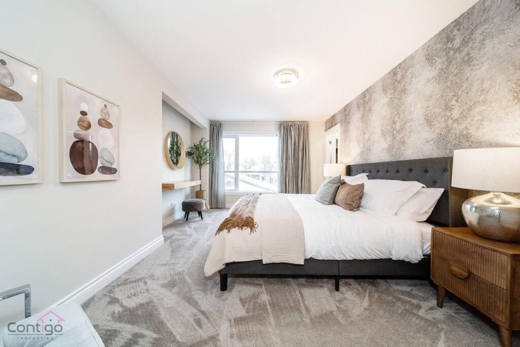 The Azure, Near Dt & University, Two King Beds! Edmonton Kültér fotó