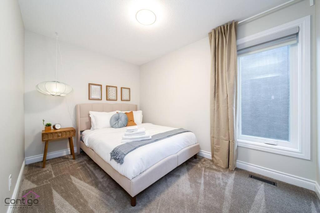 The Azure, Near Dt & University, Two King Beds! Edmonton Kültér fotó
